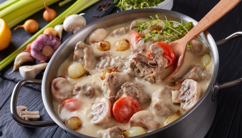 Veau mijoté à la crème et petits légumes