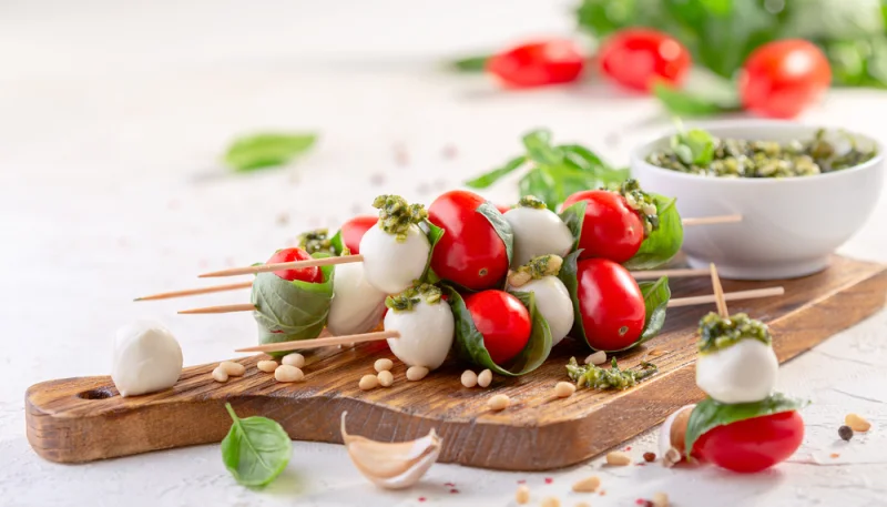 🍢 Mini brochettes tomate, mozzarella & pesto