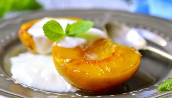 🍑 Pêches rôties au miel, thym et fromage blanc