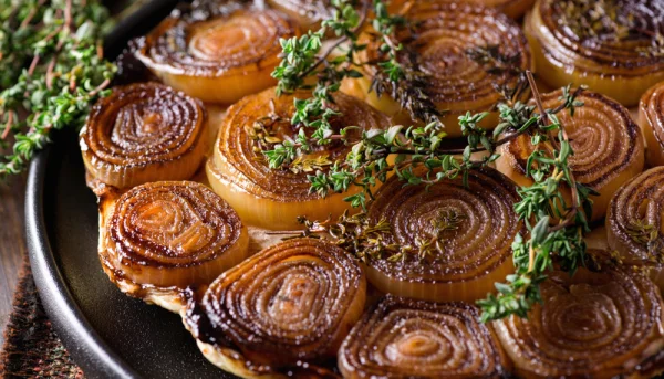 🧅 Tarte rustique aux oignons et herbes
