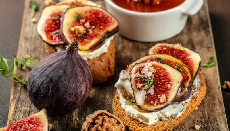 🍞 Tartines grillées à la ricotta, figues fraîches et miel