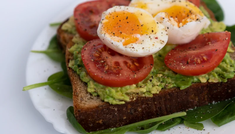 🥑 Toasts avocat, tomate et œuf mollet