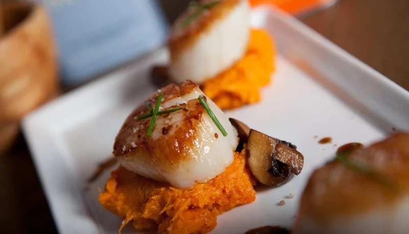 Saint-Jacques poêlées sur purée de patates douces 🥔🦪