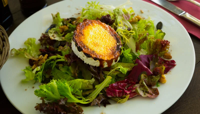 🥗 Salade gourmande au chèvre chaud et noix