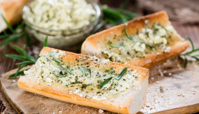 Baguette avec beurre d’herbes et romarin 🥖🌿