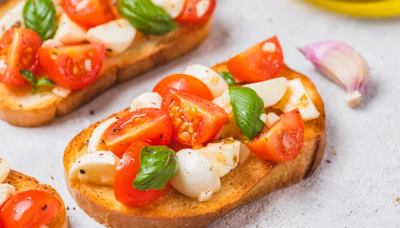 Caprese de Bruschetta aux tomates cerises et mozzarella
