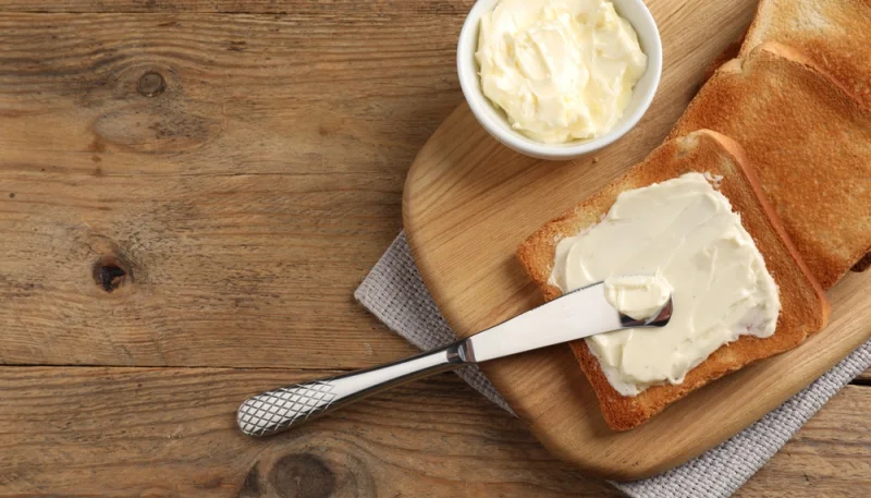 Délicieuses tranches de pain grillées avec beurre