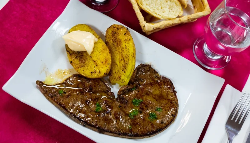 Foie de bœuf grillé avec pommes de terre rôties