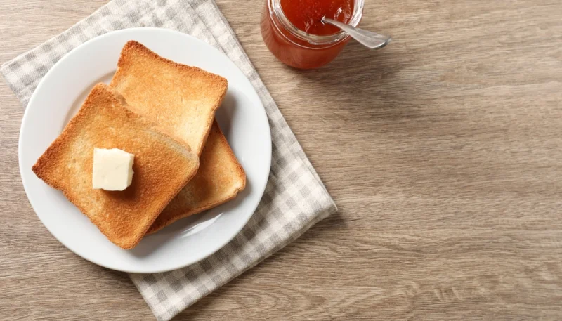 🥪 Pain grillé avec beurre et confiture