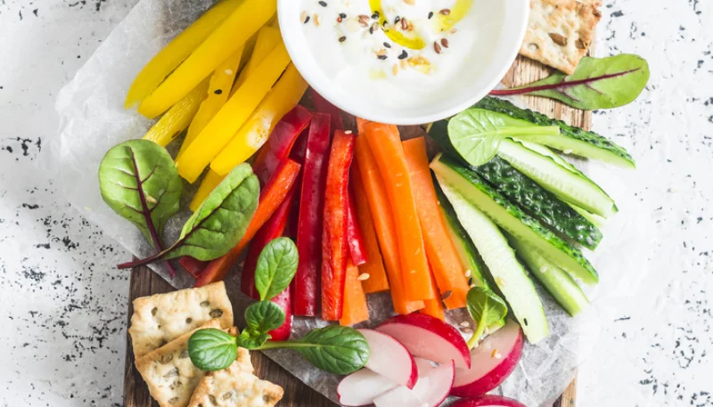 Plateau de crudités et sauce au yaourt