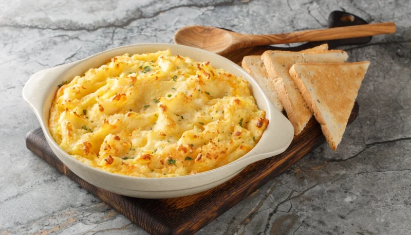 Purée au four doré avec cheddar et parmesan