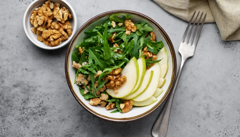 Salade automnale de roquette, poires et noix