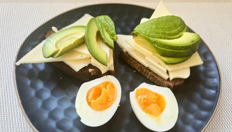 Sandwichs au fromage, avocat et œufs 🥑🥚🧀