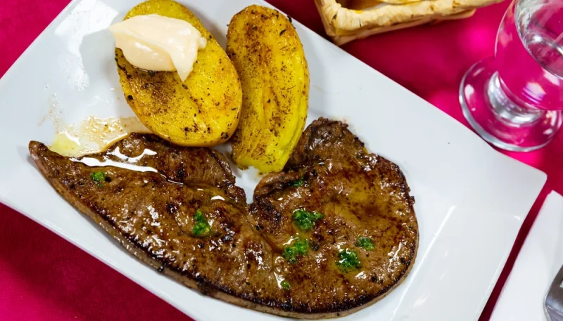 Savoureux foie de veau rôti avec des pommes de terre
