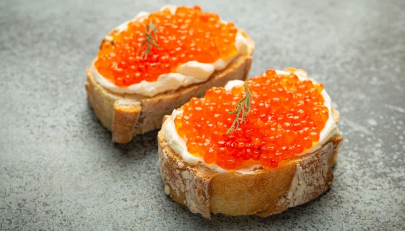 Tartines au caviar rouge et crème fraîche