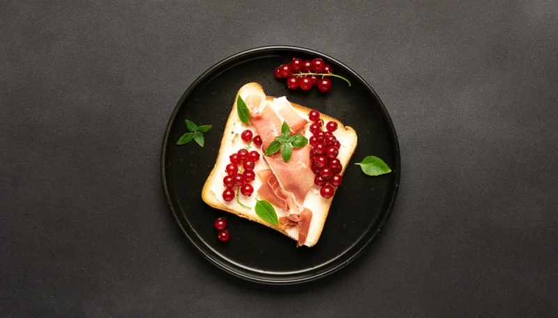 🥪 Toast au jambon cru et groseilles