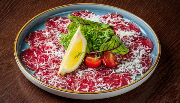 🥩 Carpaccio de bœuf au citron et copeaux de fromage
