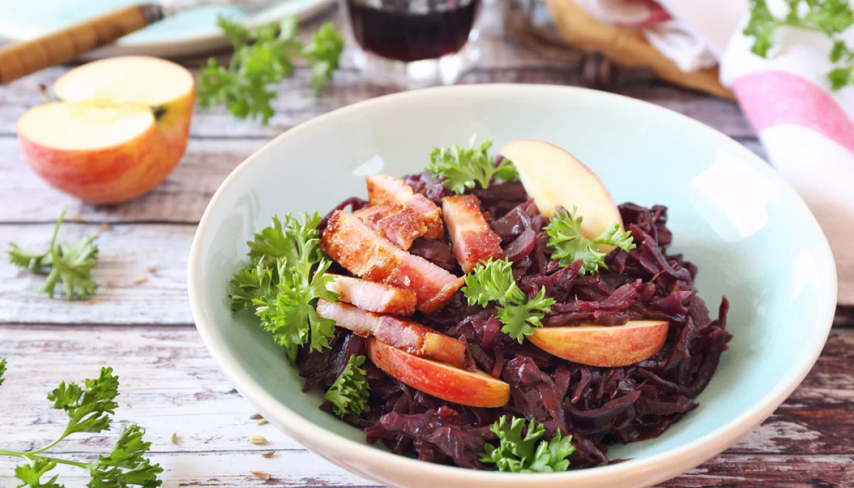 Chou rouge braisé aux pommes et lardons