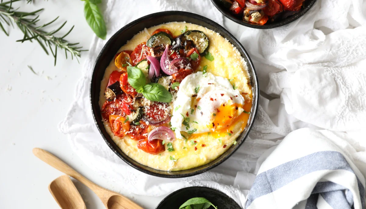 🍳 Polenta crémeuse aux légumes rôtis et œuf poché