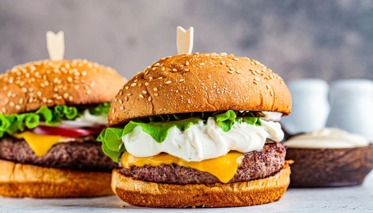 🍔 Burger maison au cheddar et sauce crémeuse