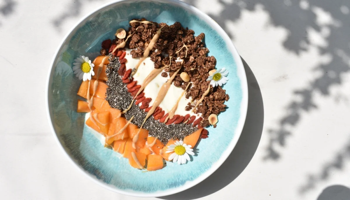 🥣 Smoothie bowl énergisant au kaki et granola
