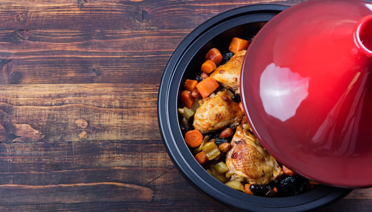 Tajine de poulet aux carottes et aux pruneaux