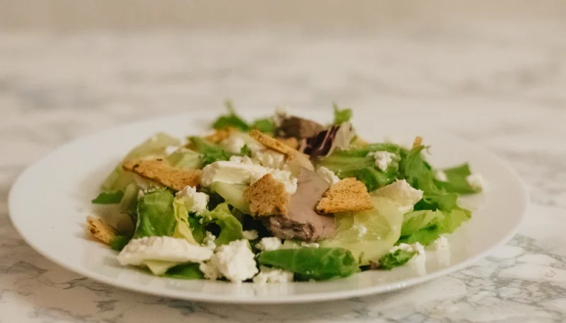 🥗 Salade au poulet, feta et croûtons dorés