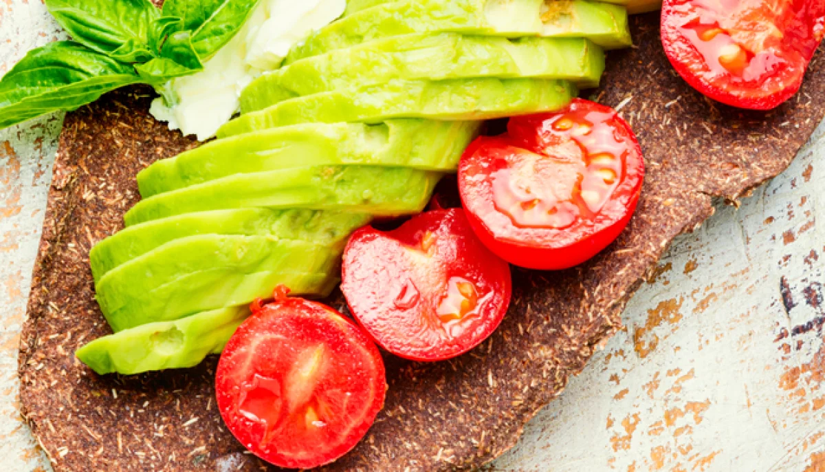 🥑 Tartine croustillante à l’avocat, tomates et basilic