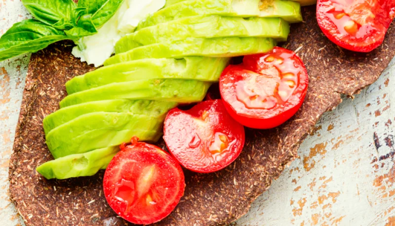🥑 Tartine croustillante à l’avocat, tomates et basilic