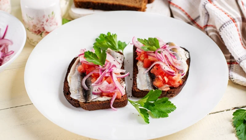 🍞 Tartines de hareng mariné aux oignons rouges et tomates