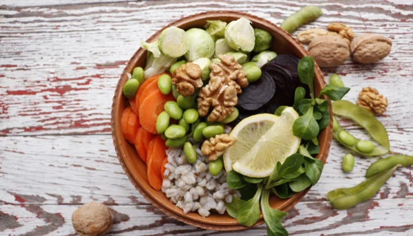 🥗 Bowl végétarien au riz, légumes croquants et noix