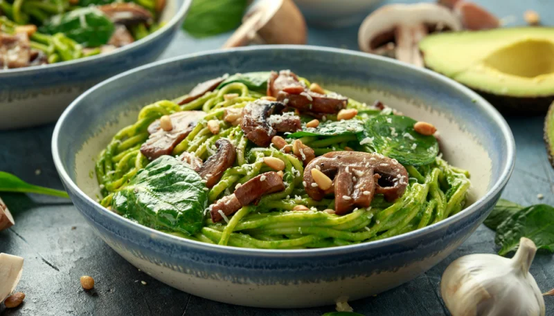 🥑 Pâtes vertes au pesto d’avocat et champignons