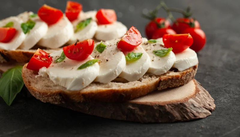 🍅 Tartines mozzarella, tomates cerises et basilic