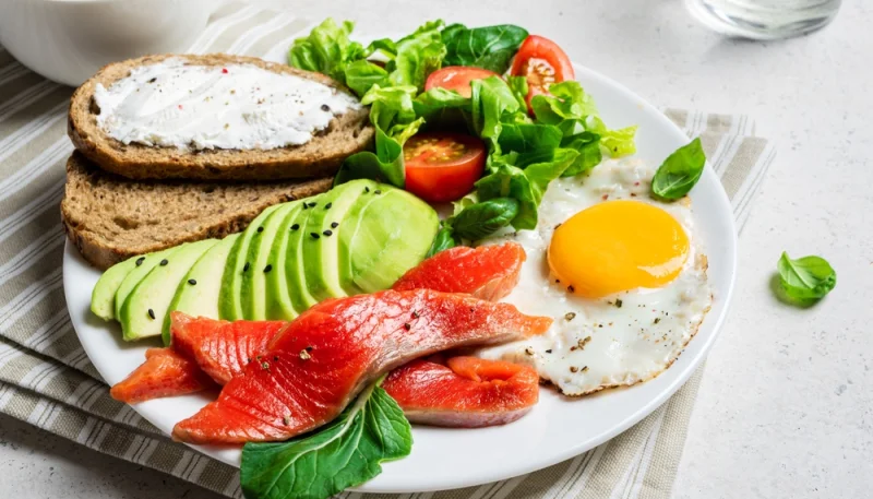 🥑 Brunch saumon, avocat et œuf au plat
