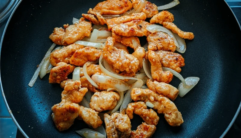 🍗 Émincé de poulet sauté aux oignons