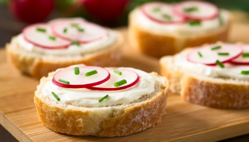 🥖 Tartines fraîches au fromage frais et radis