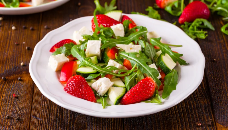 🥗 Salade fraîche aux fraises, roquette et feta
