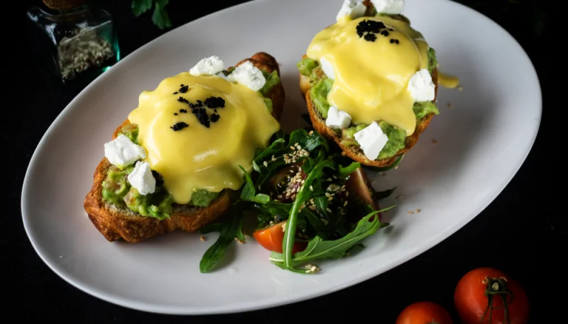 🥑 Toasts œufs pochés, avocat et sauce hollandaise
