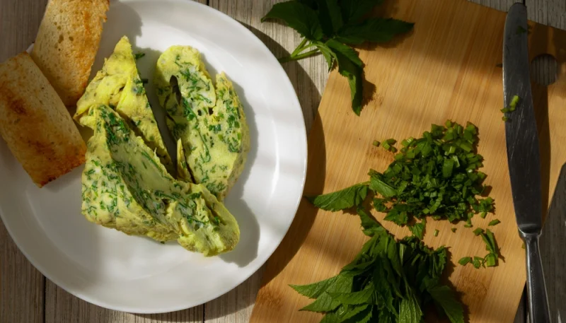 🌿 Omelette aux herbes fraîches du jardin (sans huile)
