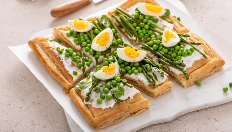 🥧 Tarte feuilletée printanière aux asperges, petits pois et œufs