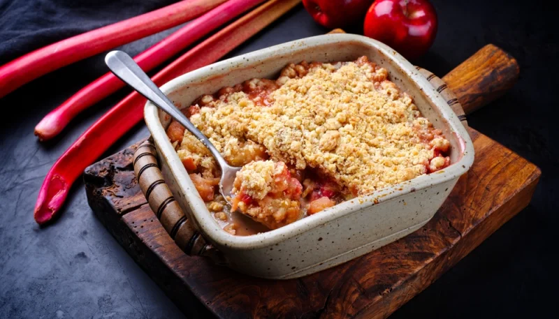 Crumble facile à la rhubarbe
