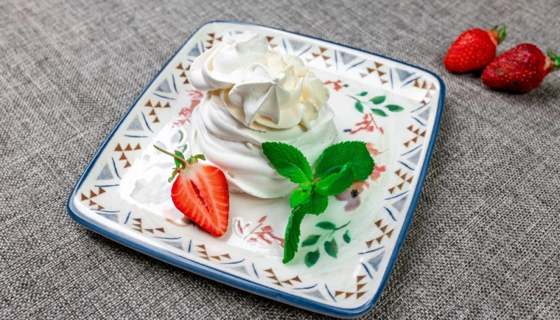 🍓 Pavlova légère aux fraises et menthe maison