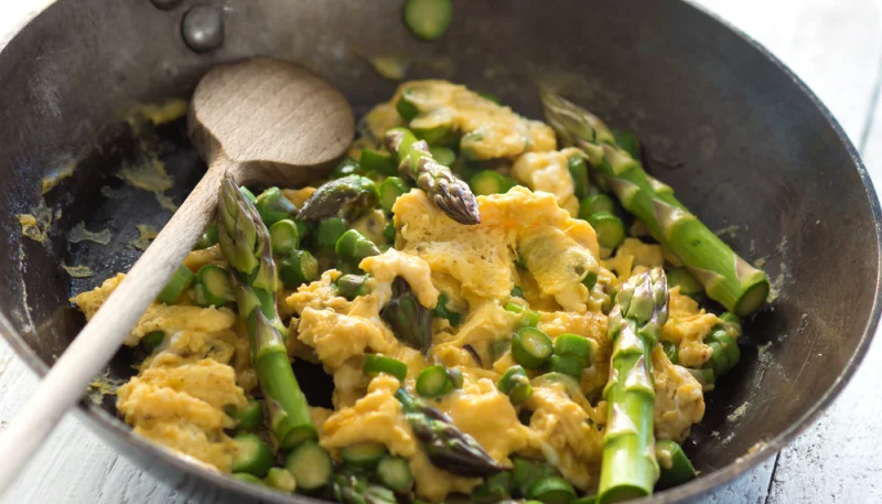 🍳 Brouillade d’œufs aux asperges vertes