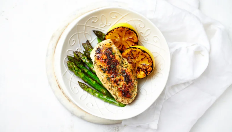🍗 Poulet grillé citron et herbes avec asperges