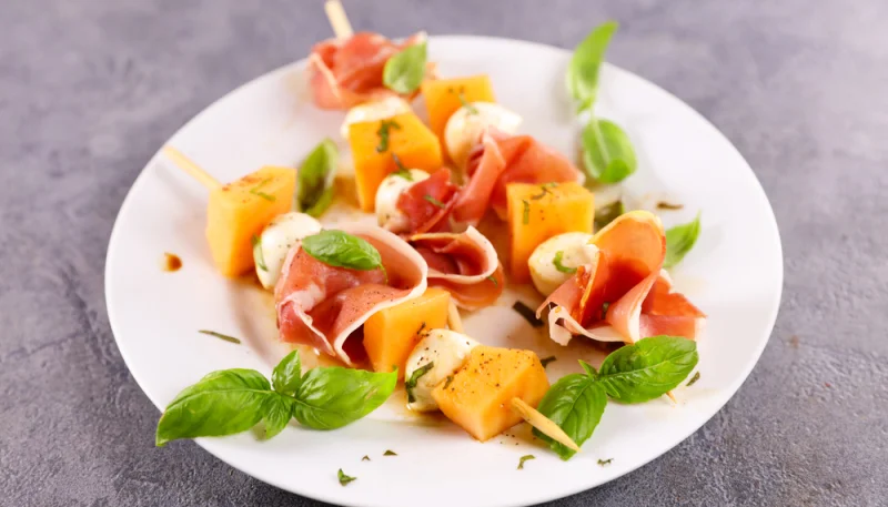 🍈 Brochettes apéritives melon, mozzarella et jambon cru