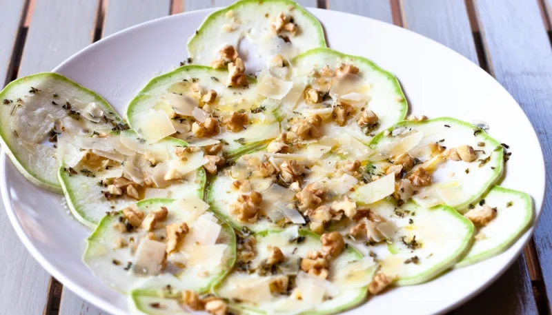 🥒 Carpaccio de courgettes au parmesan et noix