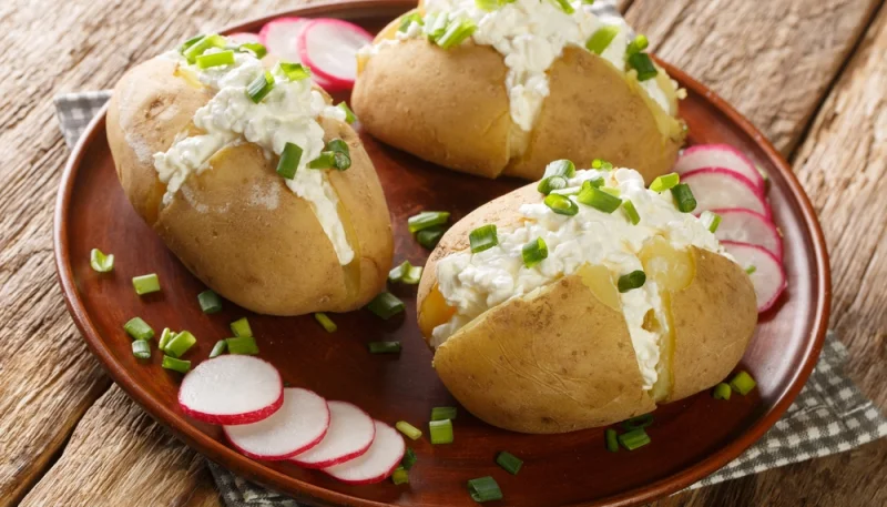 🥔 Pommes de terre au four sauce fromage frais et ciboulette