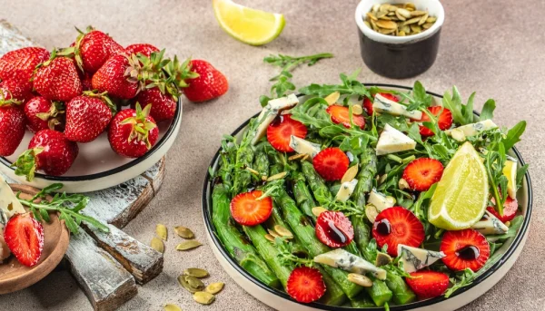 🥗🍓 Salade d’asperges, fraises et fromage bleu