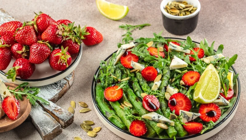 🥗🍓 Salade d’asperges, fraises et fromage bleu