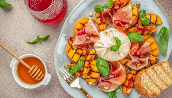 🍑 Salade de pêches grillées, burrata et jambon cru